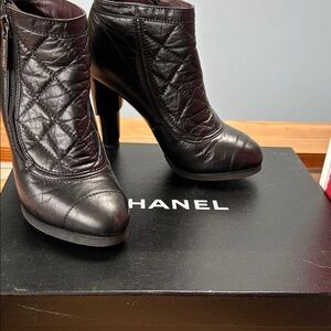 Chanel ankle booties in black leather. Size 6.5